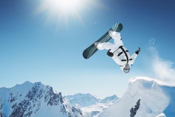 开云体育登录-极速启航，肉搏鏖战，引擎轰鸣与球场嘶吼的唯一性交响