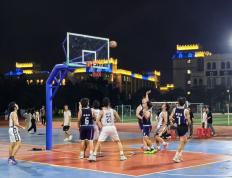 开云平台-篮球职业选手技战术招数多变，场上争夺激烈的简单介绍