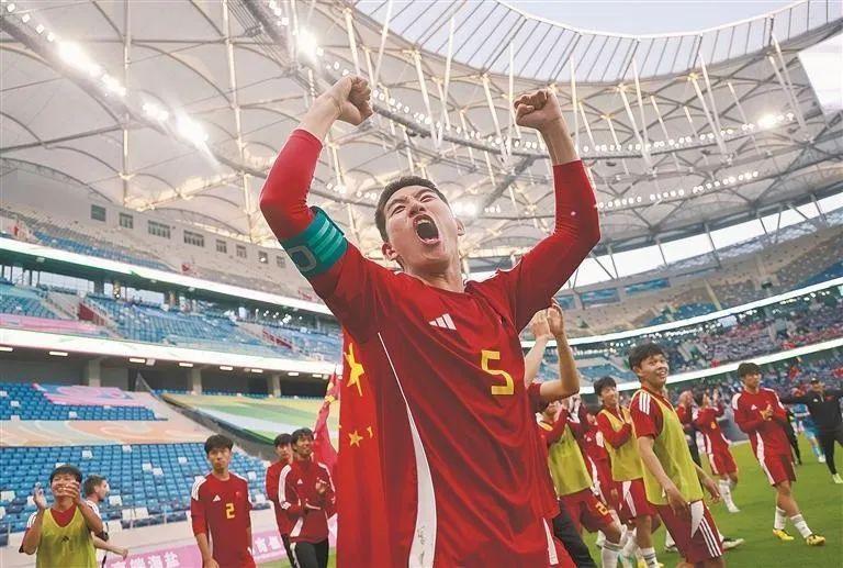 开云体育平台APP-球场上的较量，国内足球队夺取胜利的喜悦