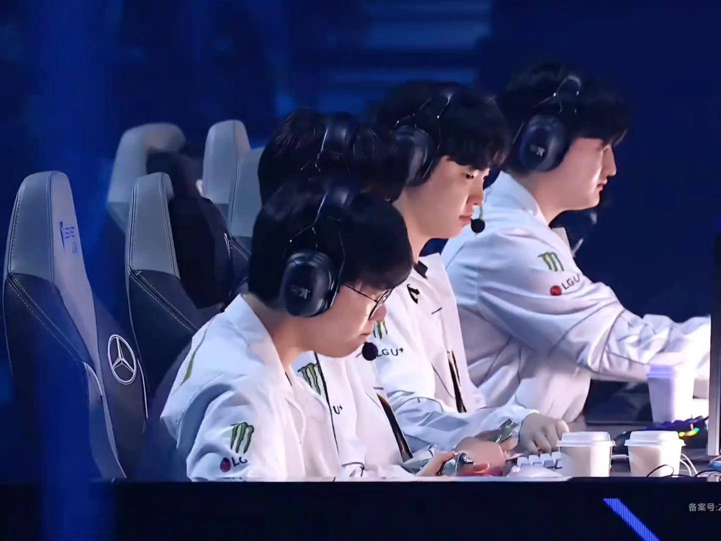 开云APP-FLY翻盘SHR，Crisp打出惊人五杀强强对话半决赛，引爆全场热议