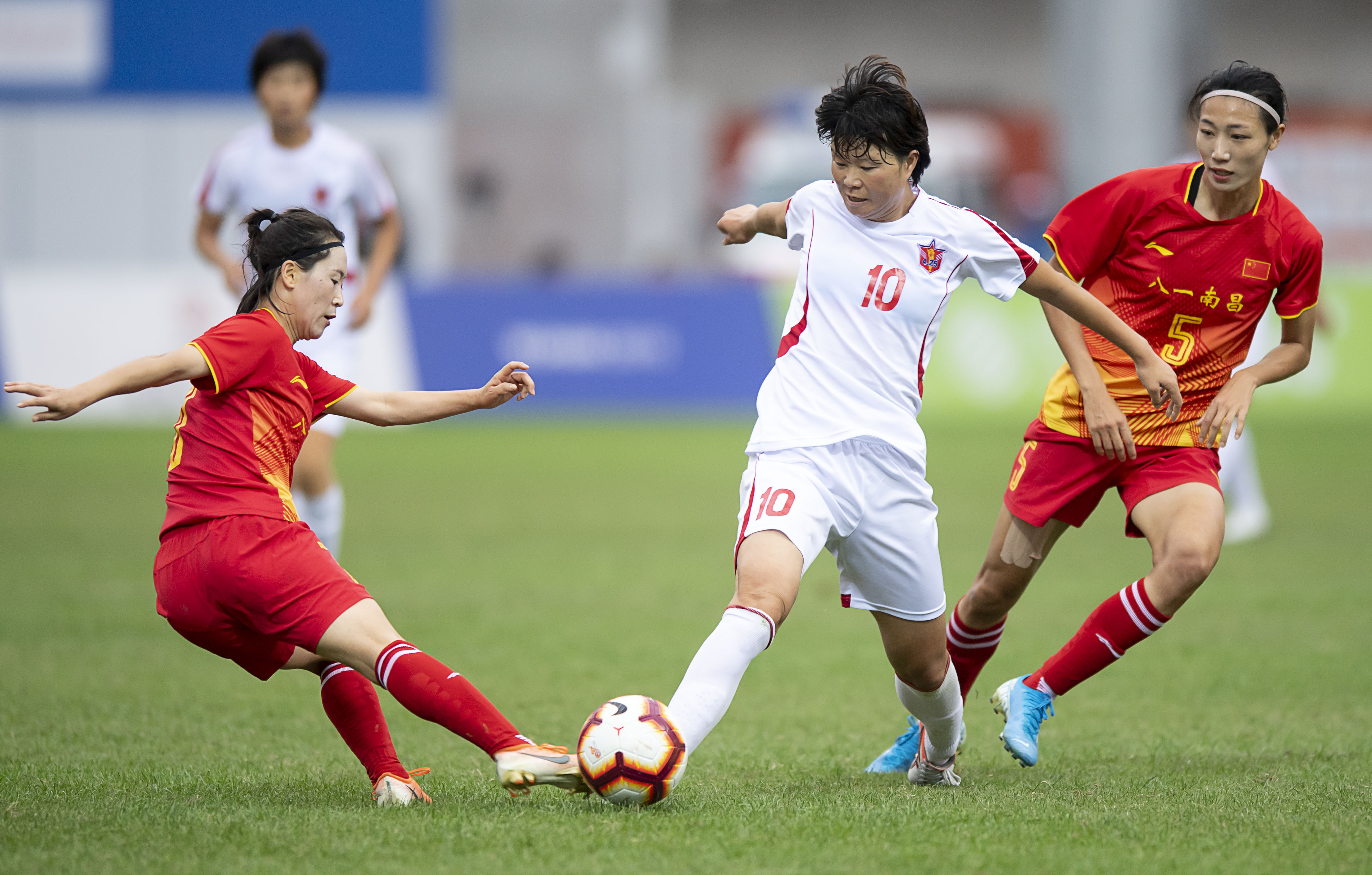 开云体育官方网站-中国女足队员比赛中展现实力，赢得胜利