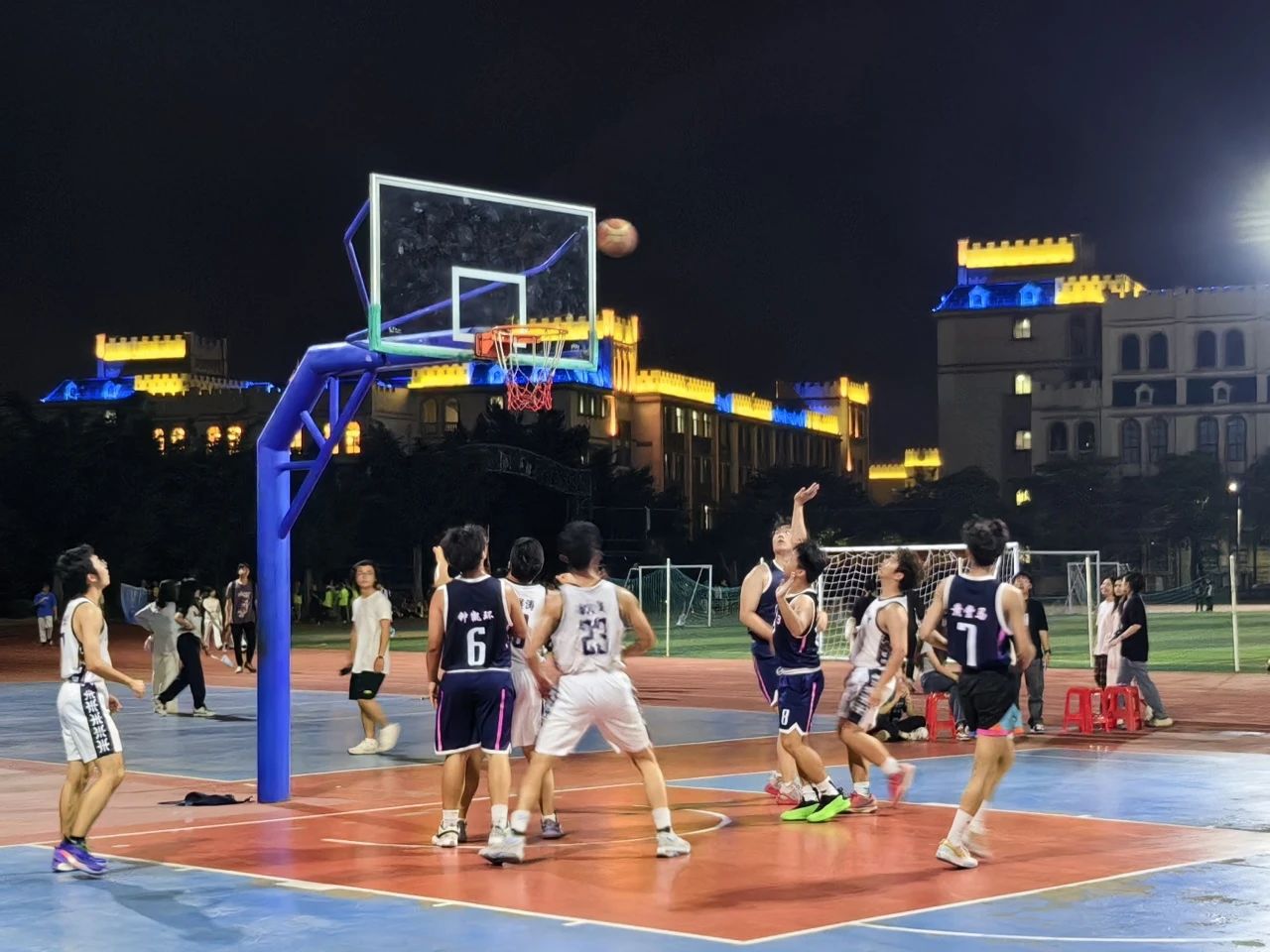 开云平台-篮球职业选手技战术招数多变,场上争夺激烈的简单介绍