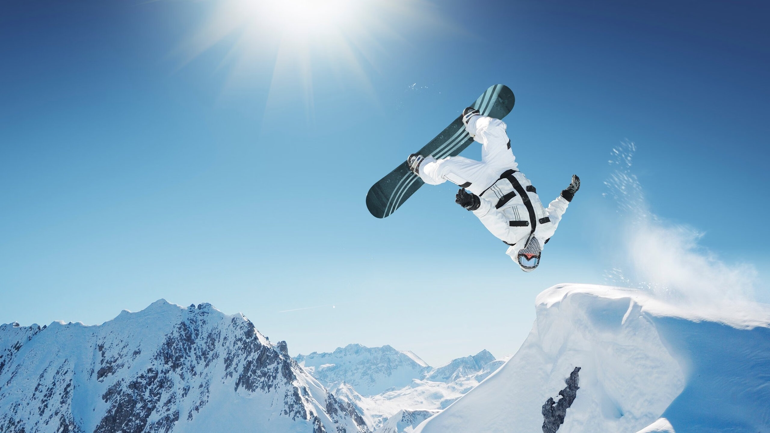 开云体育登录-极速启航，肉搏鏖战，引擎轰鸣与球场嘶吼的唯一性交响